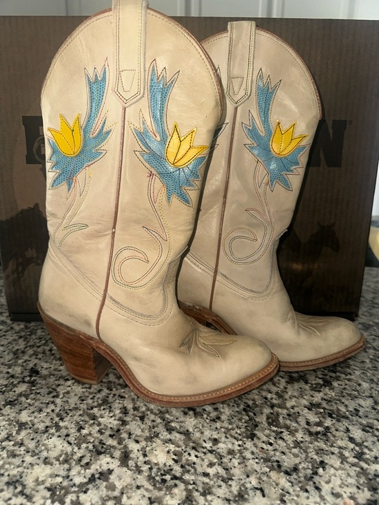 Miss Capezio Shoes - MISS CAPEZIO Tulip Cream Cowboy Boots Vintage SZ 6.5 M USA Made Rainbow Stitched